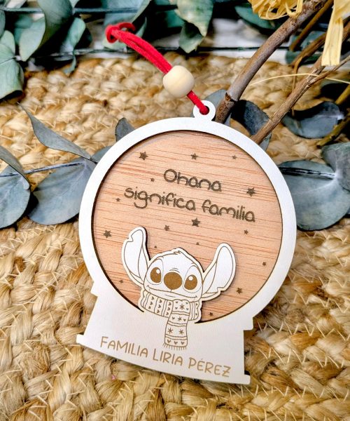 Adorno de madera con la figura de Stitch y la frase 'Ohana significa familia' en un fondo de madera clara.